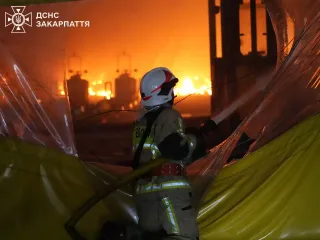 Привлекли пожарные поезда: в Мукачево после удара РФ вторые сутки горит американский завод (видео)