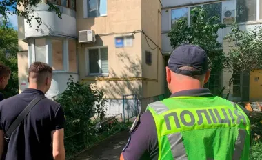Обломки упали возле многоэтажки: киевская полиция показала сбитый вражеский дрон (фото)