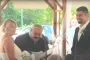 "Бабушки и дедушки": молодая пара поженилась в окружении 200 стариков (видео)