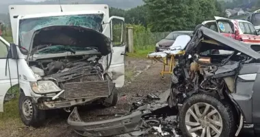 На Львівщині на трасі зіткнулися Land Rover та Mercedes: обидва водії в лікарні