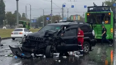 В Харькове столкнулись автомобиль, троллейбус и автобус: 8 пострадавших