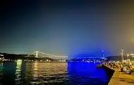 Турция подсветила башню и мост в сине-желтые цвета