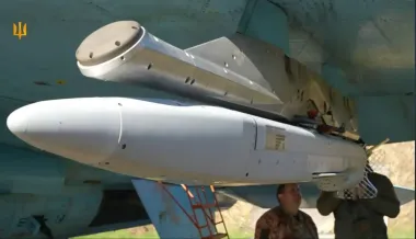 Для прорыва российской ПВО: в ВСУ показали воздушную ловушку ADM-160 на Су-27 (видео)
