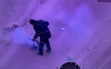 Man in Pokrovsk single-handedly stops Russian drone and removes its munition. VIDEO