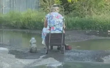 Donbas without water: elderly woman scoops it from puddle. VIDEO