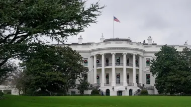 После введения Трампом ужесточенного наказания за надругательство над знаменем: мужчина сжег флаг США возле Белого дома