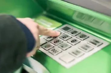 ПриватБанк заморожує рахунки: гроші не зняти, переказ не провести