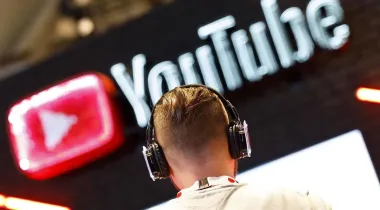 YouTube тайно менял внешность блогеров с помощью нейросетей: авторы возмущены этой функцией (видео)