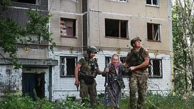 Некоторых несли на руках: бойцы ВСУ под обстрелами эвакуировали из подвала жителей Покровска (видео)