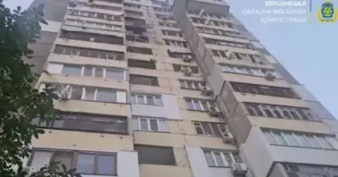 Россияне атаковали дроном многоэтажку в Херсоне, есть пострадавшие