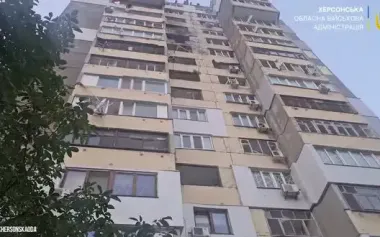 Russians attack apartment building in Kherson’s Tsentralnyi district with strike drone – RMA. VIDEO