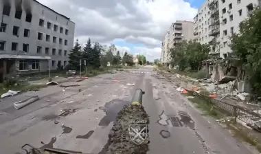 Танк Leopard ударил по многоэтажке в Покровске, где сидела российская ДРГ (видео)