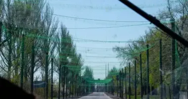 Антидронові сітки, які закупила та почала встановлювати Херсонська адміністрація, рвуться від вітру