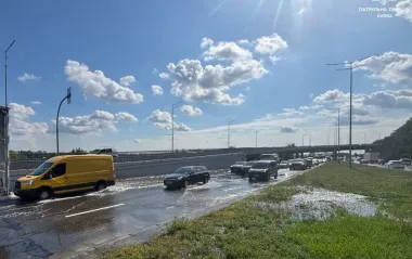 У Києві частково ускладнено рух транспорту на Набережному шосе: що сталося