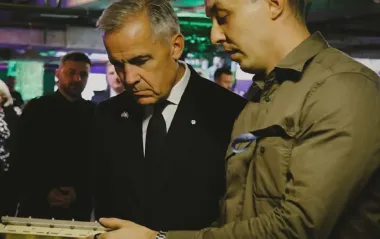 В Киеве премьеру Канады показали российское оружие и доказательства зависимости РФ от импорта