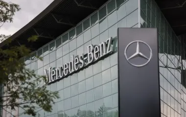 Mercedes-Benz вирішив швидко продати усі акції компанії Nissan: у чому причина