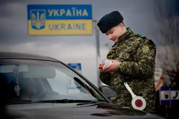 Выезд за границу до 22 лет: что решил Кабмин и какие преграды останутся для мужчин