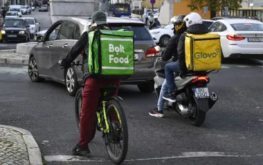 Кабмін схвалив нові податки на доходи від Uber, Glovo та інших платформ: що зміниться