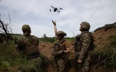 Українські дрони-камікадзе знищили техніку окупантів РФ на Покровському напрямку — відео