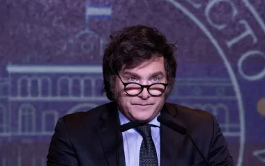 Президент Аргентини змушений рятуватися втечею: його авто атакував натовп