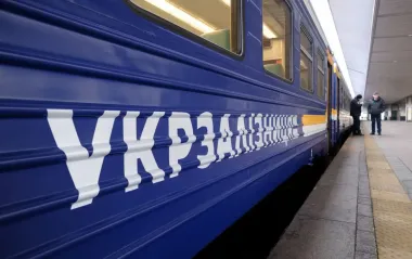 В Україні через атаку РФ затримуються поїзди, частину пасажирів доставляють автобусами