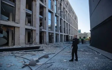 Мер Києва повідомив про влучання у ТЦ в центрі столиці: відео з місця атаки