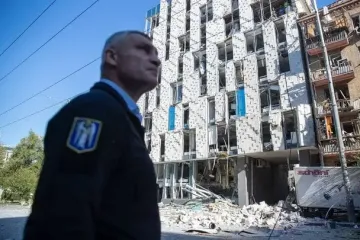 У центрі Києва сталося влучання у торгівельний центр: фото, відео