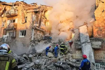 Жінка шукає дочку з онучкою, а чоловік — дружину: що зараз відбувається у Києві на місці російського обстрілу