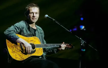 Після масованого удару по Києву: Вакарчук заспівав просто на станції метро (відео)