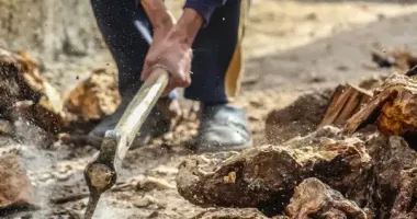 За підтримки ОВА безробітні допомагають ліквідувати наслідки обстрілів у Харкові