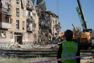"Зі всього 4 поверху, мабуть, тільки ми вижили": що кажуть мешканці зруйнованого будинку у Києві про атаку РФ