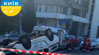 В Киеве в результате ДТП перевернулся полицейский автомобиль: погиб водитель, трое раненых