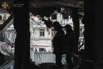 Рятувальні роботи на місці удару по п’ятиповерхівці в Києві завершено: з’явилися фото