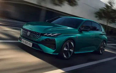 Сразу в двух вариантах кузова: автомобиль Peugeot 308 обновили