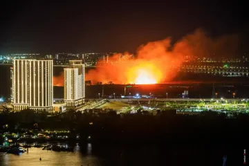 Густой дым поднимается над городом: в российском Ростове прогремели взрывы и разгорелся масштабный пожар (видео)