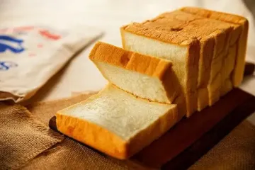 Большинство именно там хранит хлеб, но это неправильно: ученые рассказали, где продукт черствеет быстрее