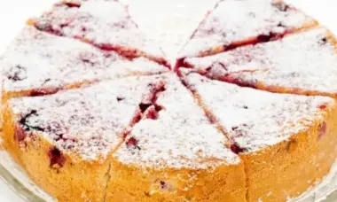 Бисквит со сливами: вкусная домашняя выпечка для тех, кто не любит проводить много времени на кухне
