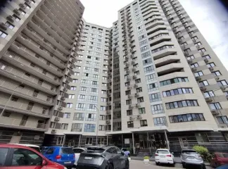У Києві чоловік випав з 19-го поверху та вижив: що його врятувало