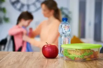 Что положить ребенку в рюкзак в школу, чтобы было очень вкусно и полезно: 10 лучших перекусов