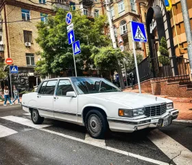 Их изготовили всего 443: в Киеве заметили люксовое американское авто 90-х (фото)