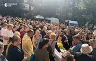 В Києві проводжають в останню дворічну Ангеліну та її маму
