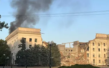 В Херсоне полсуток горело разрушенное россиянами здание ОВА (фото)