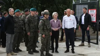 Президентка Еврокомиссии приехала на границу с Беларусью, где "появились солдаты с ружьями"