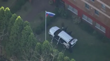 В Сиднее авто протаранило ворота Генерального консульства РФ (фото)