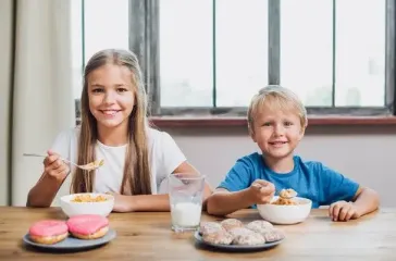 Чем кормить ребенка перед школой: 10 быстрых, вкусных и полезных рецептов завтраков