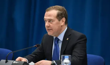 "Опознают по зубам": Медведев угрожает расправой Мерцу и Макрону