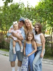 Лілія Ребрик відвела двох доньок в школу й зачарувала їхнім сімейним образом