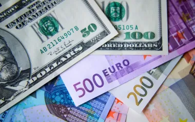 Долар упав до світових валют до мінімуму більш ніж за місяць