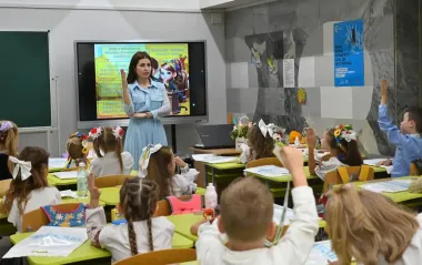 За парты или онлайн: сколько учеников в этом году будет учиться очно и дистанционно