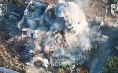 Ukrainian forces reduce to rubble buildings with Russian occupiers inside. VIDEO